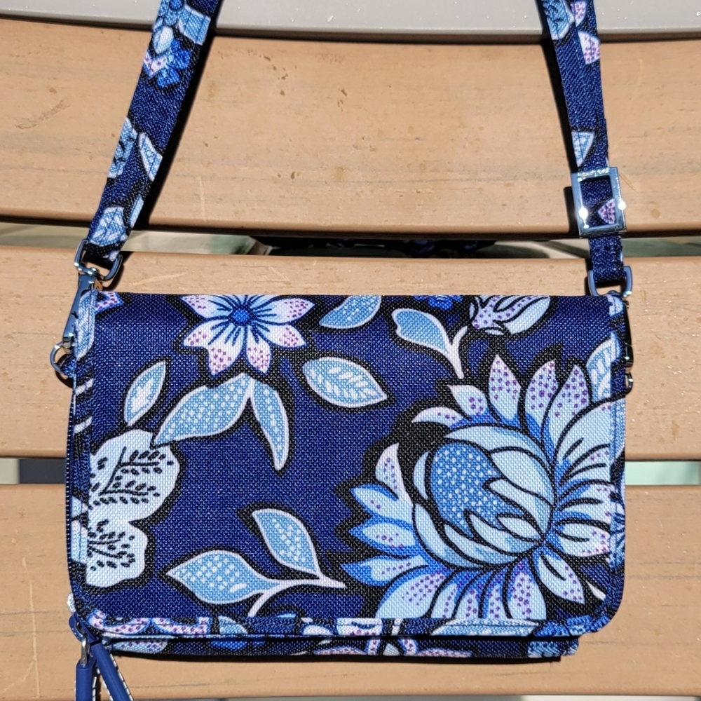 Vera Bradley NWT LightenUp Crossbody Blue Floral